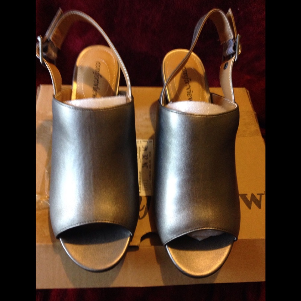 Comfortview Silver Shootie sandal 9W NIB few flaws